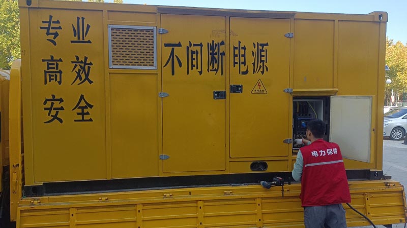 保靖柴油发电机组和UPS电源配合使用时，如何避免切换过程中的电力中断？
